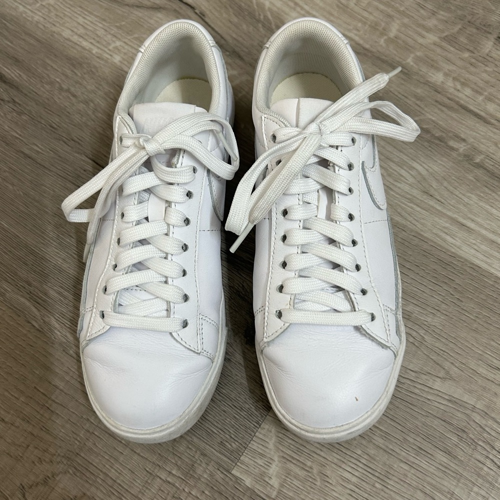 Nike women Blazer Low SE Sneaker size 5